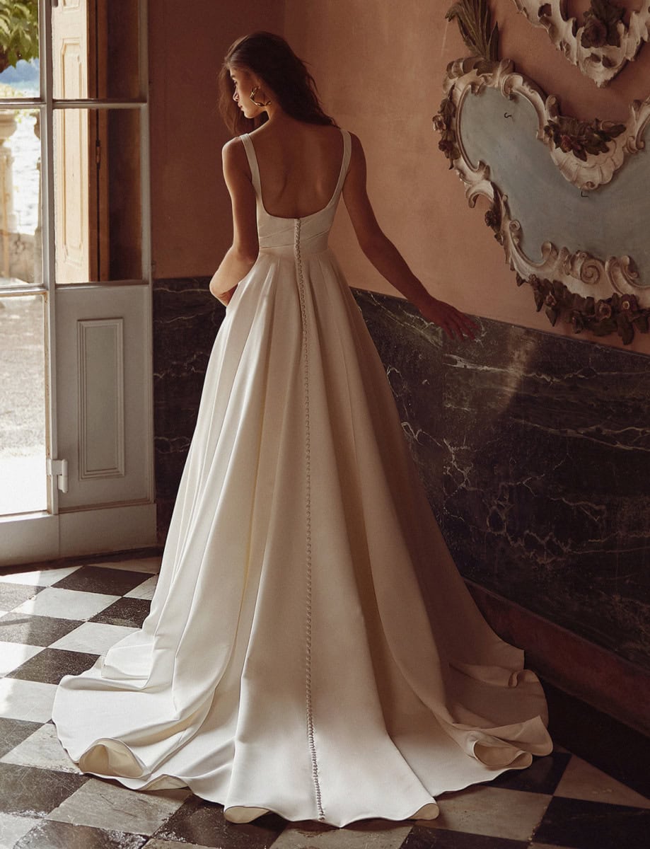 Iva dos Justin Alexander robe de mariée princesse mikado satin drapéz bretelles jupes à plis traîne magasin de robes de mariée Paris Annecy