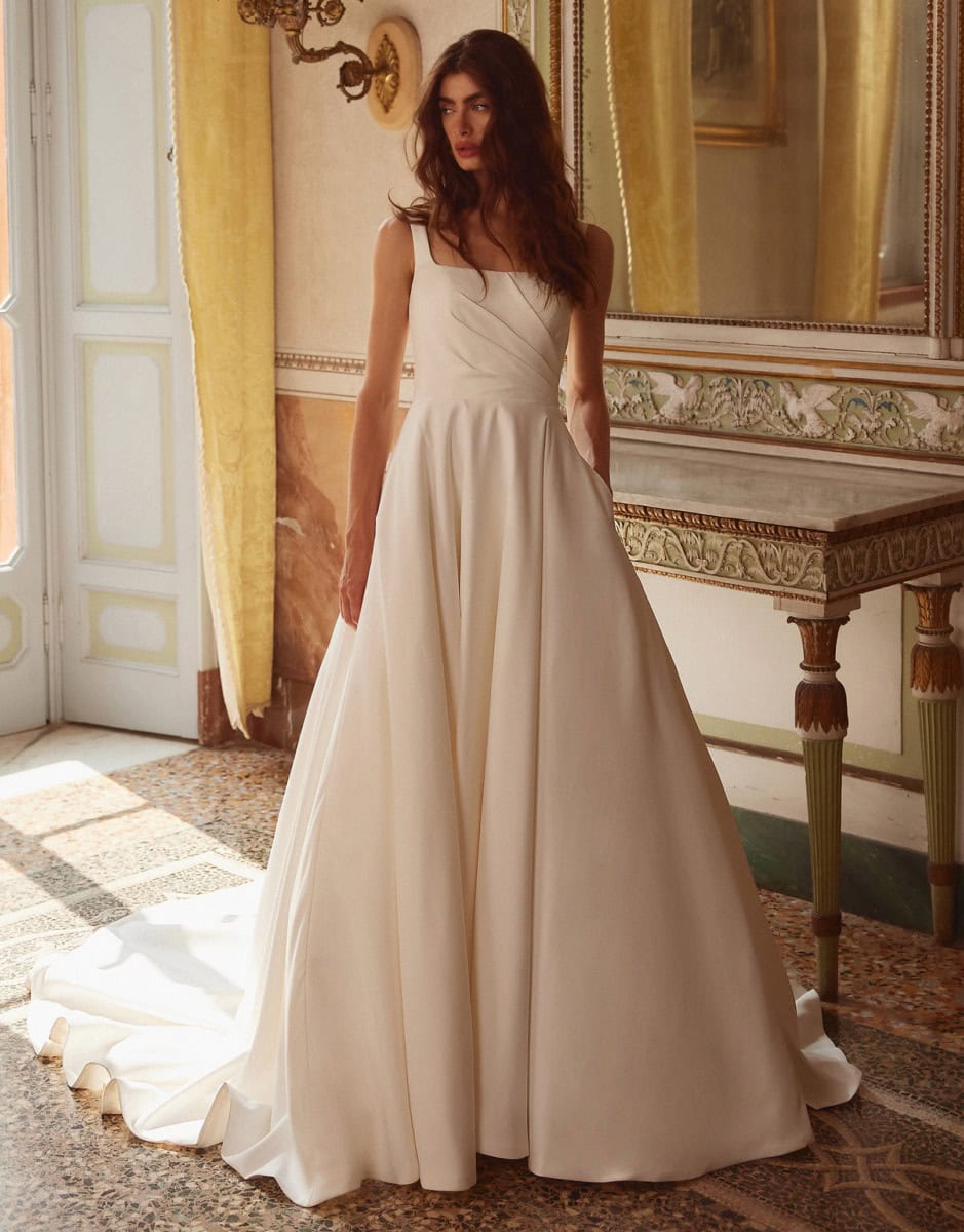 Iva face Justin Alexander robe de mariée princesse mikado satin drapéz bretelles jupes à plis traîne magasin de robes de mariée Paris Annecy