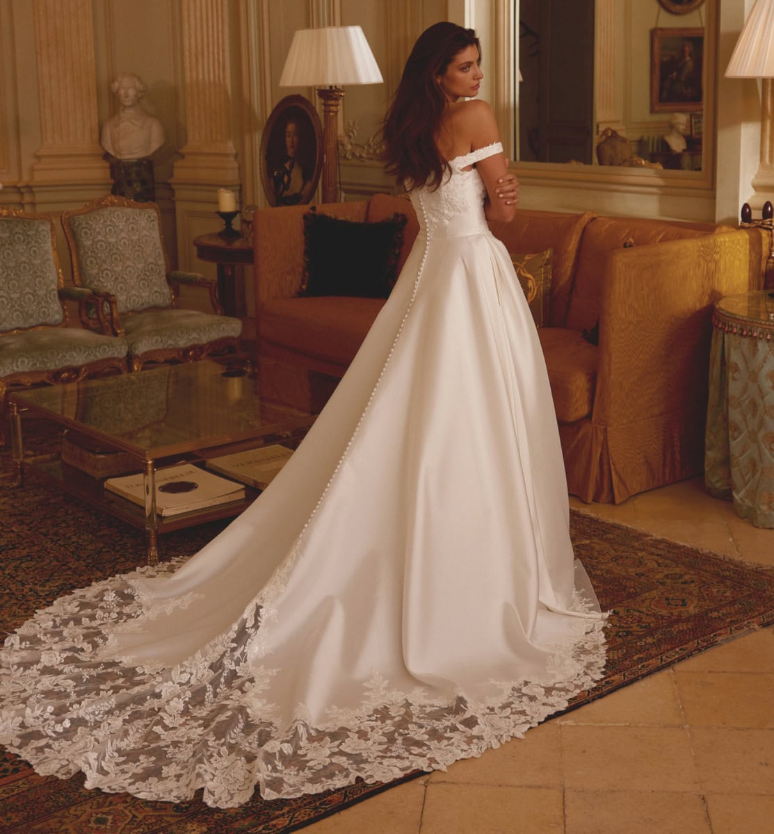 Jersey-dos-Justin-Alexander-robe-de-mariee-princesse-satin-mikado-dentelle-bustier-coeur-manchettes-traine-dentelle-magasin-de-robes-de-mariee-Paris