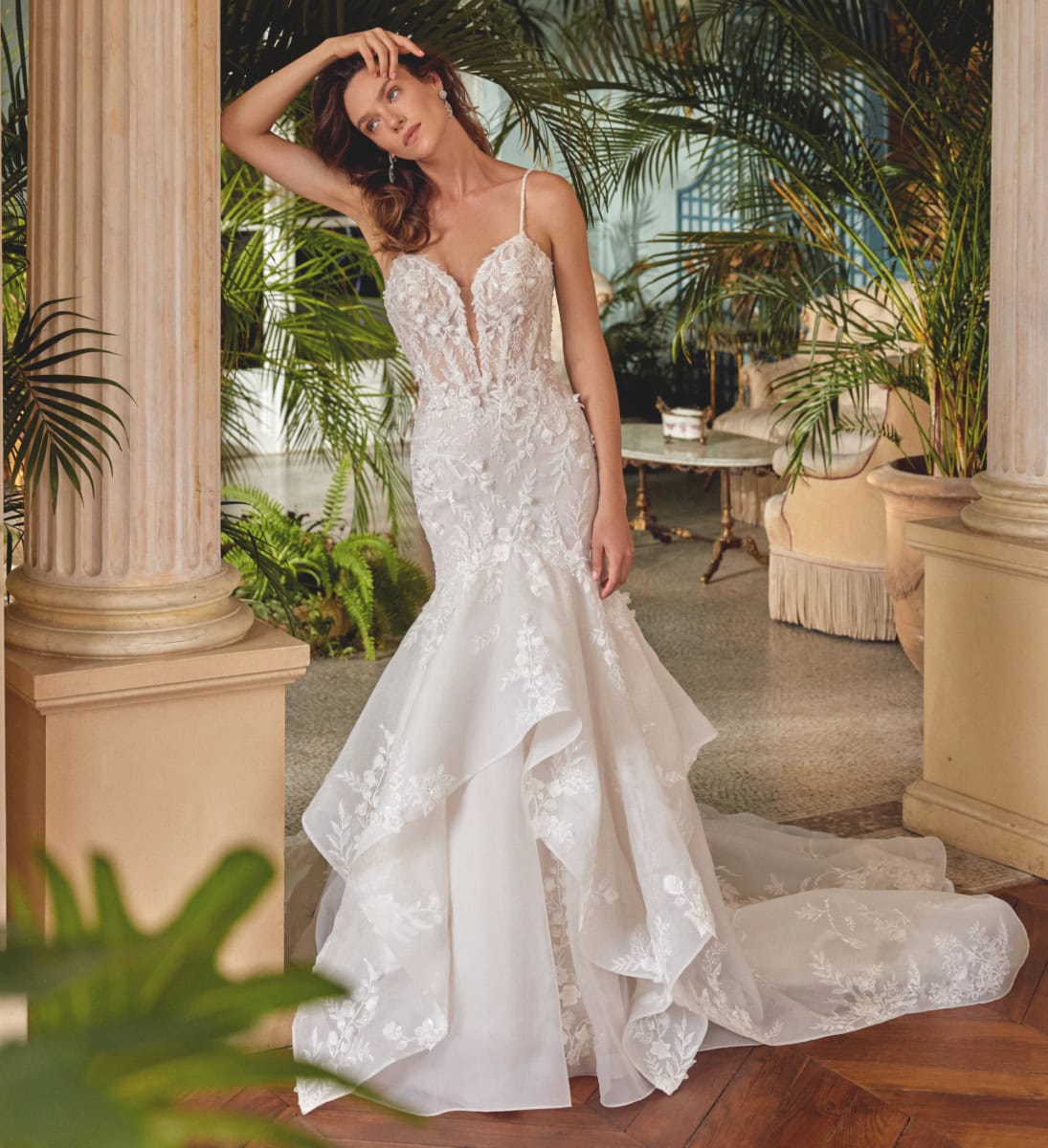 Robe de mariée en dentelle blanche avec corsage en dentelle et jupe fluide, idéale pour un mariage romantique. Conception sophistiquée avec détails délicats, parfaite pour une occasion spéciale.