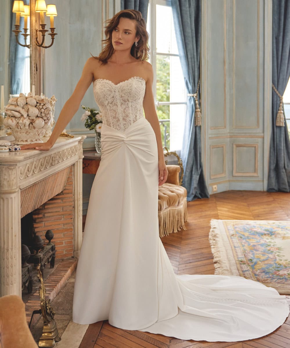Robe de mariée en dentelle et satin, modèle sophistiqué avec bustier en dentelle et jupe fluide, parfaite pour un mariage élégant.