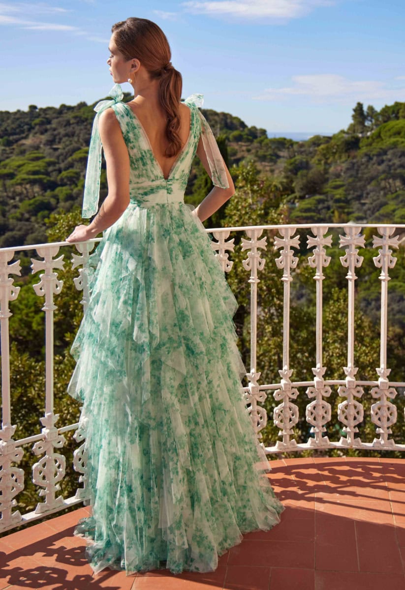 R202I dos Créatif Paris robe de soirée longue mousseline décolleté V noeud fluide sur les épaules ceinture plissée jupe moichoirs de mousseline imprimée magasin de robes de soirée Annecy