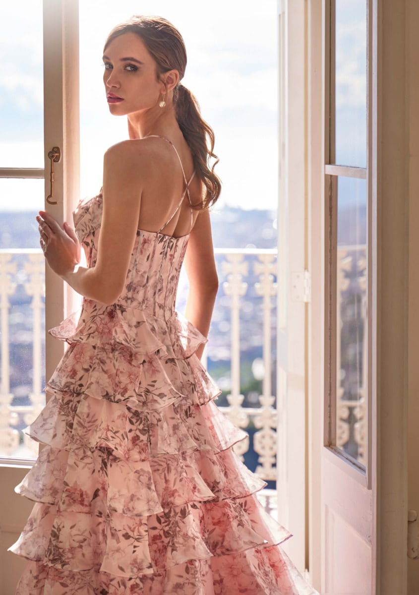 Robe longue à fleurs avec volants, idéale pour une occasion spéciale ou une sortie estivale. Conçue par O'Scarlett, cette tenue allie style et confort pour un look sophistiqué.