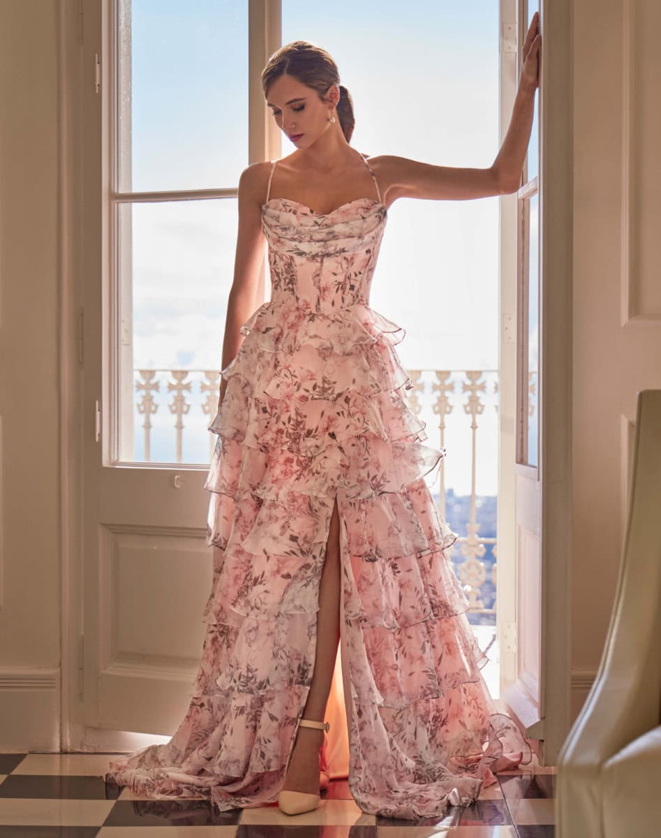 Robe longue à fleurs avec décolleté et volants, idéale pour occasions spéciales, par O'Scarlett.