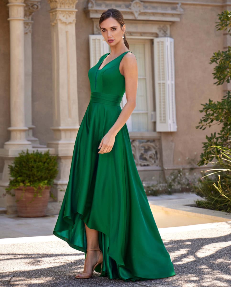 Robe longue verte élégante pour femmes, parfaite pour occasions spéciales, mettant en valeur la silhouette avec un design sophistiqué et fluide.