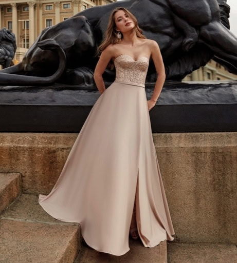 Robe longue beige avec bustier en dentelle, idéale pour occasions spéciales, mariages ou galas, mettant en valeur la silhouette avec style et sophistication.