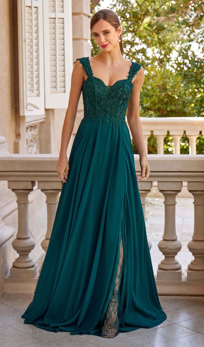 Robe de soirée longue en tissu fluide avec détails en dentelle, idéale pour événements formels et occasions spéciales. Conçue pour un look sophistiqué et féminin, parfaite pour une soirée élégante.