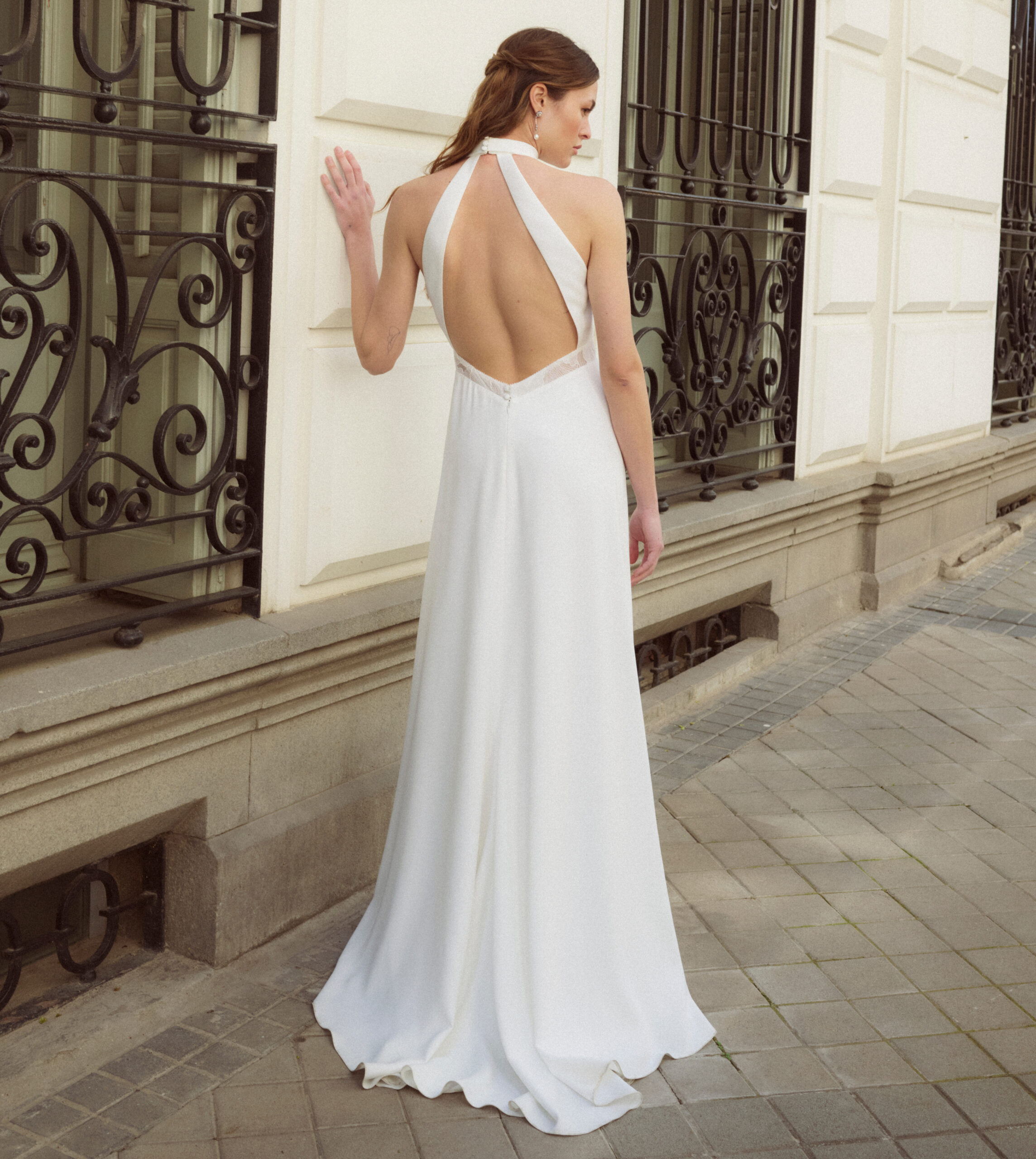 Rumba:1 dos Rembo Atelier robe de mariée fluise épurée simple top encolure americaine ceinture large jupe fendue magasin de robes de mariage Paris