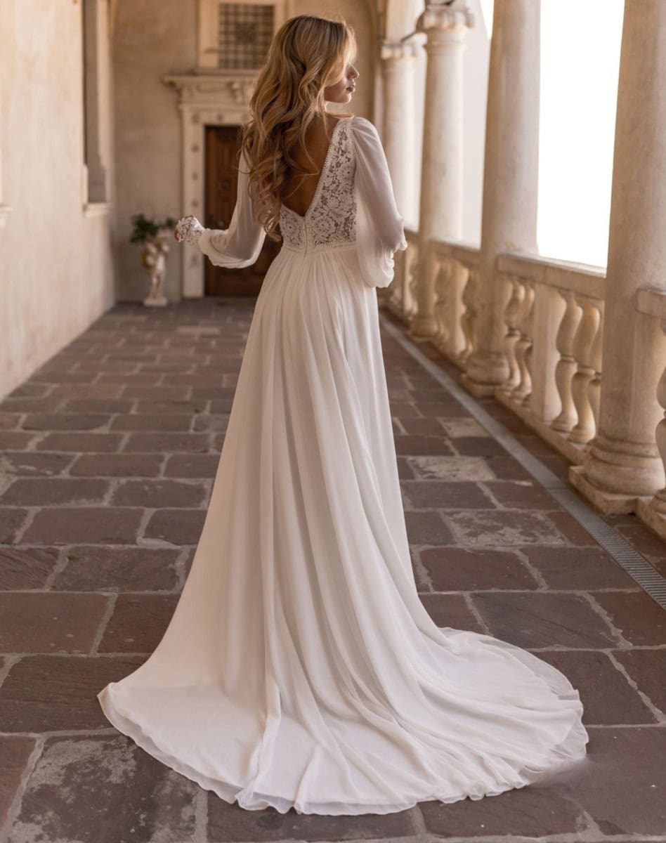 Robe de mariée longue en dentelle avec manches bouffantes, idéale pour un mariage romantique. Conçue par O'Scarlett, cette robe allie élégance et confort pour un look inoubliable.
