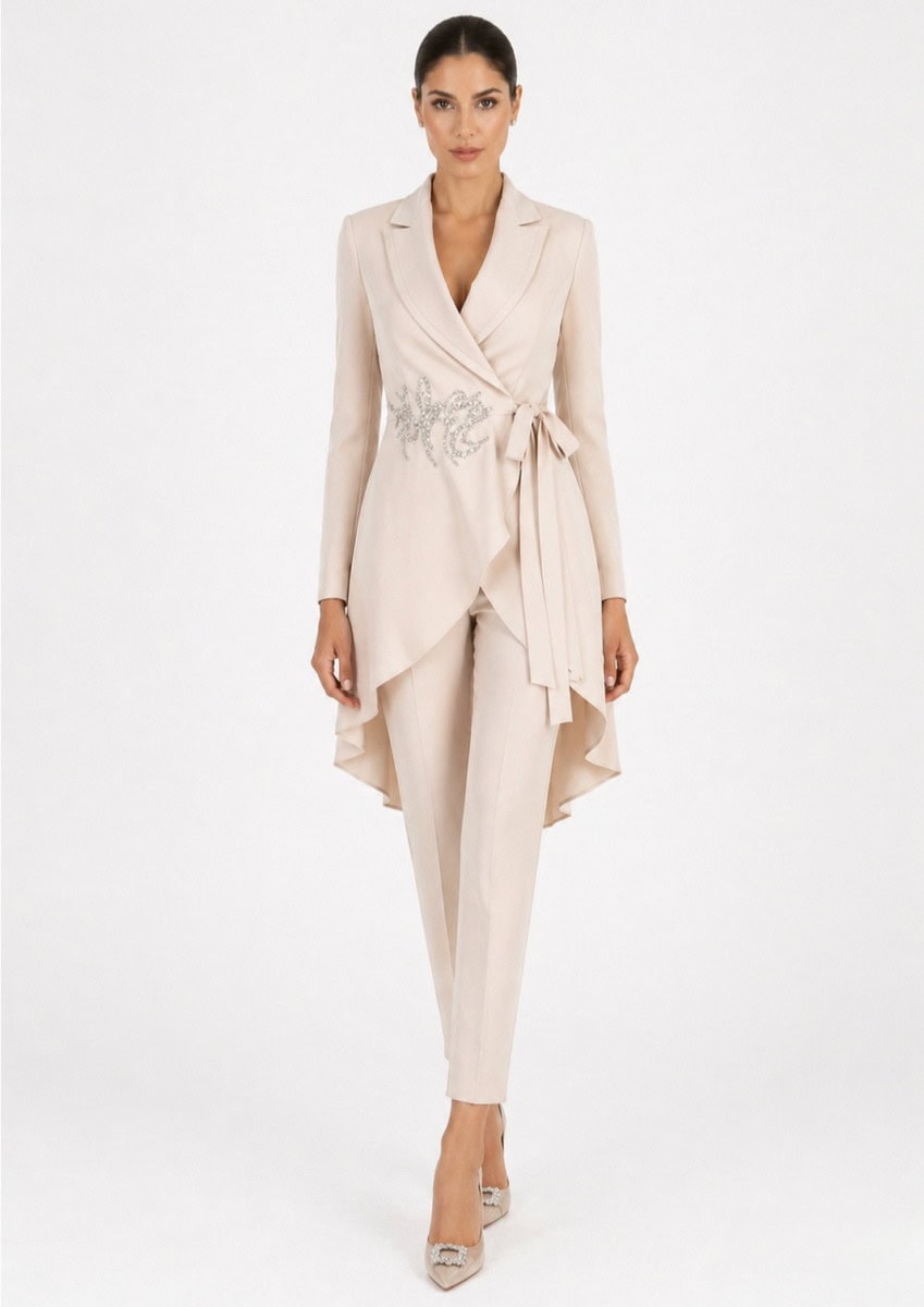 Veste en lin beige élégante avec détails brodés, idéale pour un look sophistiqué et confortable. Parfaite pour les occasions formelles ou décontractées, mettant en valeur un style chic et naturel.