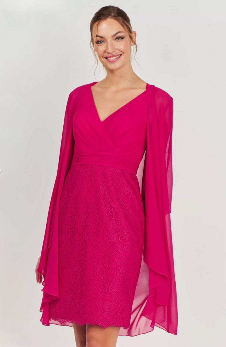 Femme portant une robe rose fuchsia élégante avec manches longues en chiffon transparent, style chic et sophistiqué, parfait pour une occasion spéciale ou une soirée.