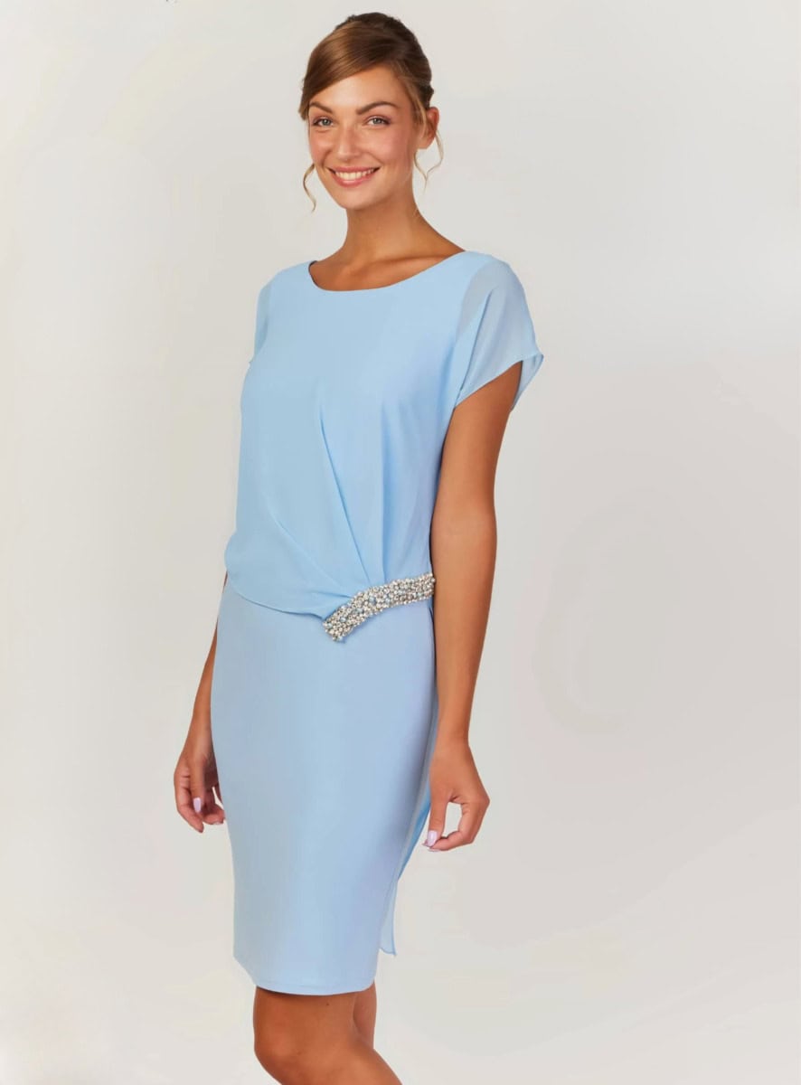 Robe bleue pastel élégante pour femmes, parfaite pour occasions spéciales, avec un design fluide et un détail de ceinture scintillante. Confortable et chic, idéale pour soirées ou événements f.
