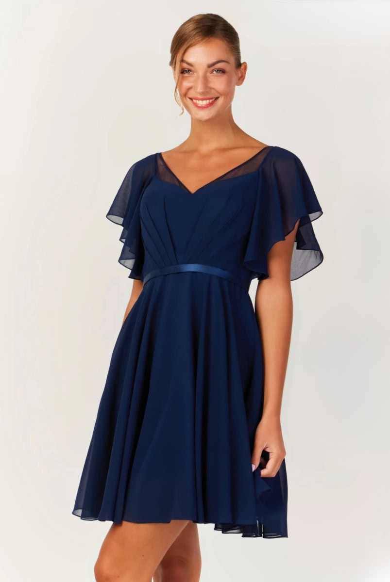 Femme souriante portant une robe de soirée en chiffon bleu marine avec manches en voile transparent, idéale pour événements formels ou soirées élégantes.