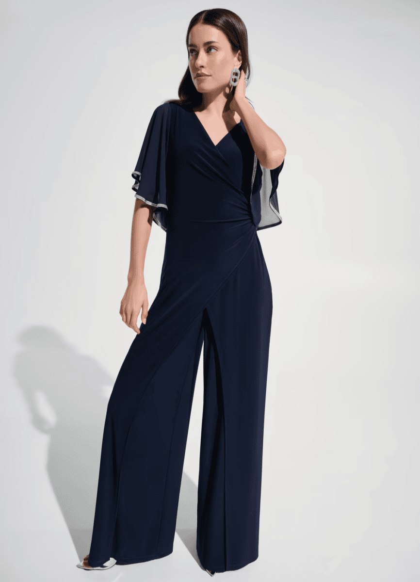 Un vêtement élégant pour femme en bleu marine, avec une robe longue à manches courtes et un décolleté en V, parfait pour les occasions formelles ou sophistiquées.