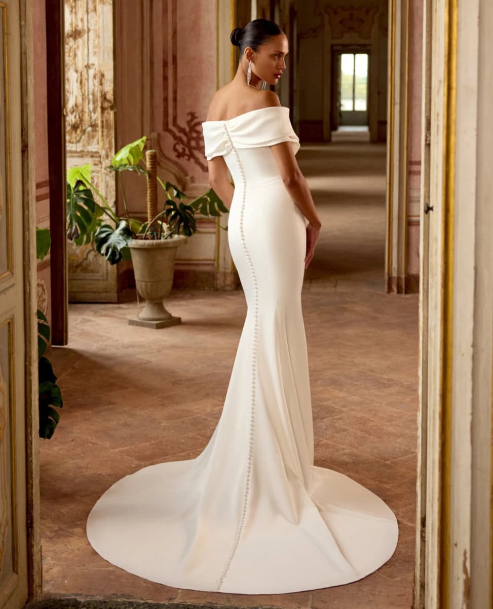 Kori dos Justin Alexander robe de mariée sirène crêpe fluide épurée simple col bardot magasin de robes de mariée Paris Annecy