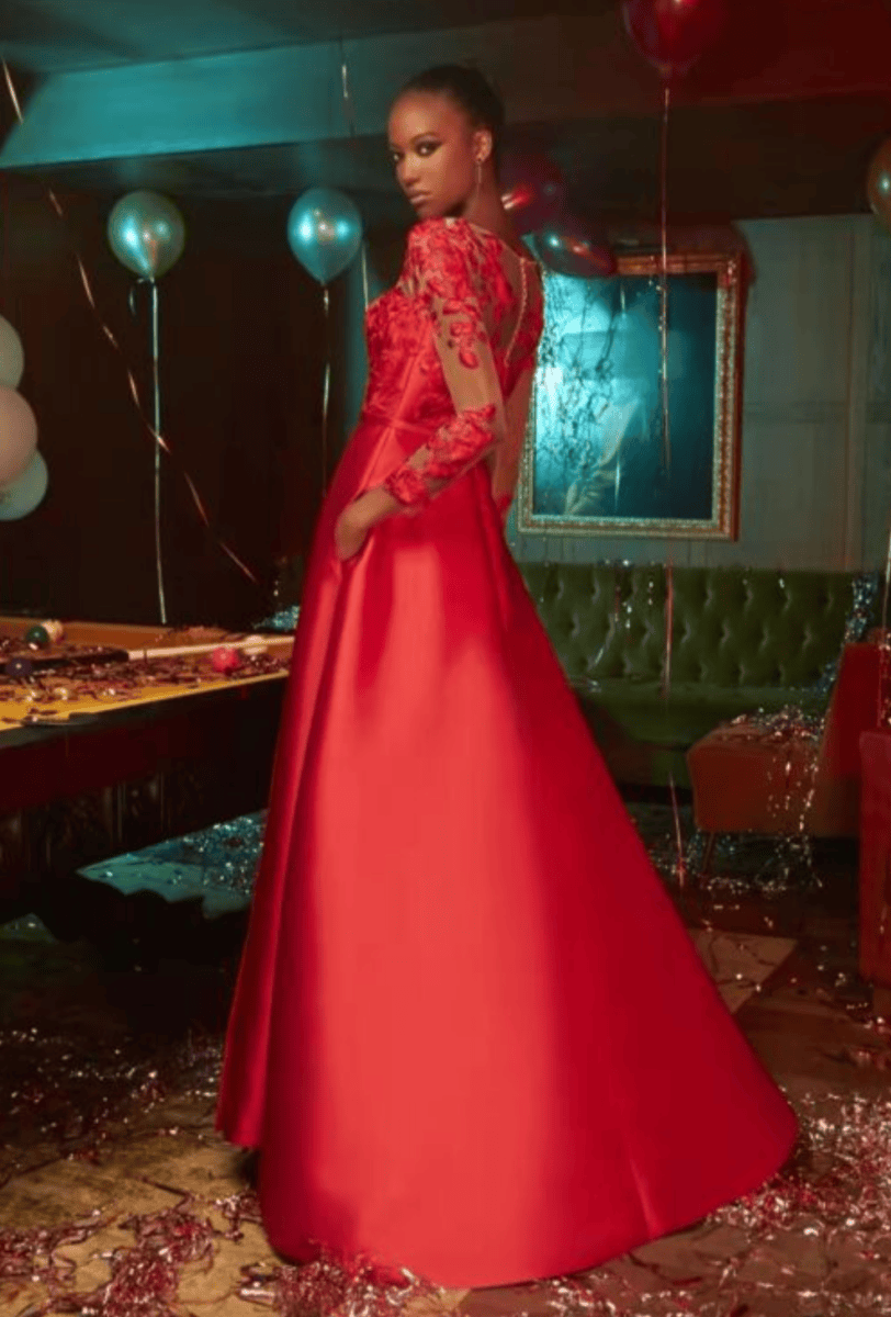 Robe de soirée rouge élégante avec détails en dentelle pour une occasion spéciale.