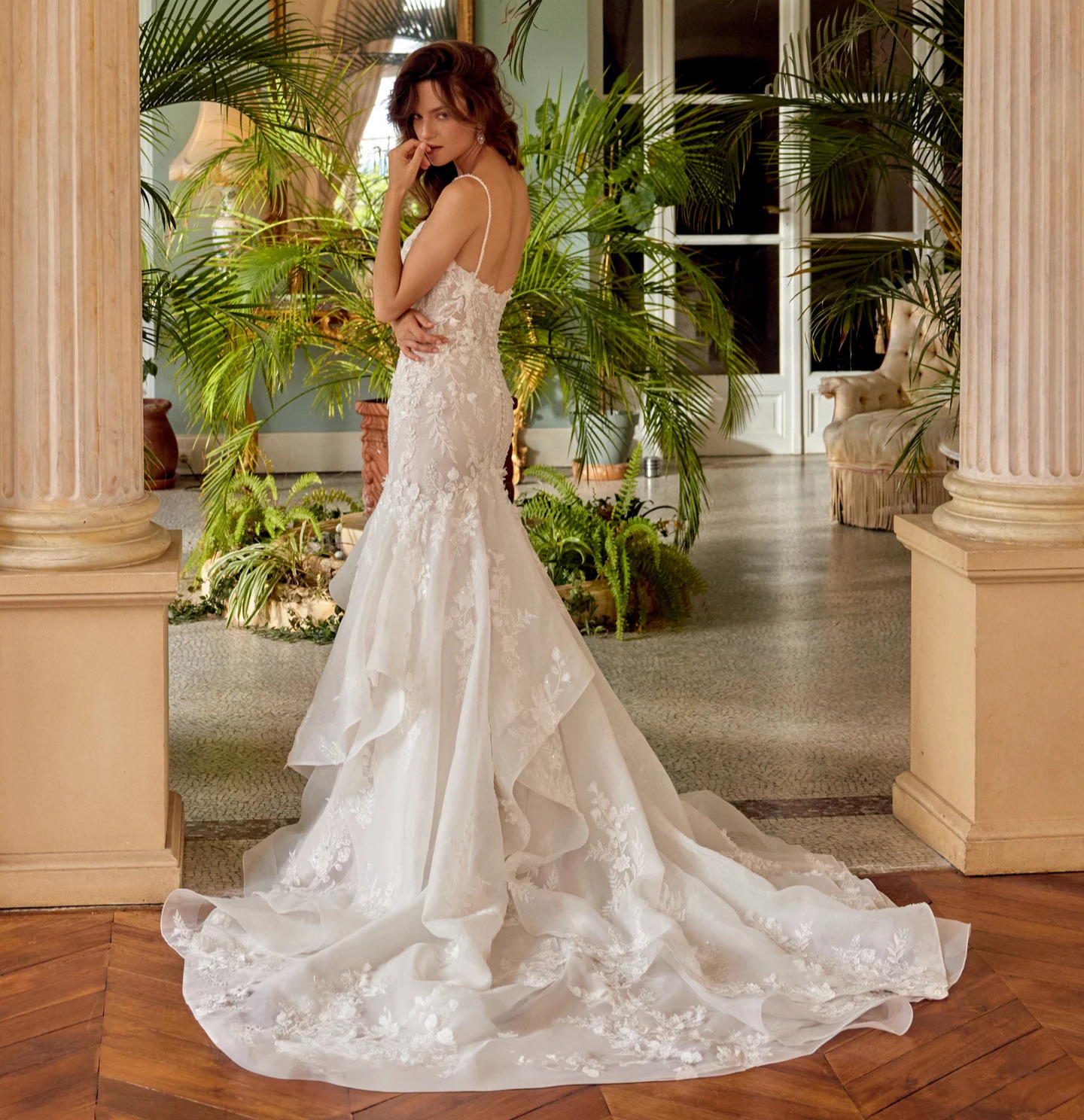 Marjorie-dos-Justin-Alexander-robe-de-mariee-sirene-dentelle-decollete-coeur-bretelles-fines-jupe-volants-traine-magasin-de-robes-de-mariee-Paris