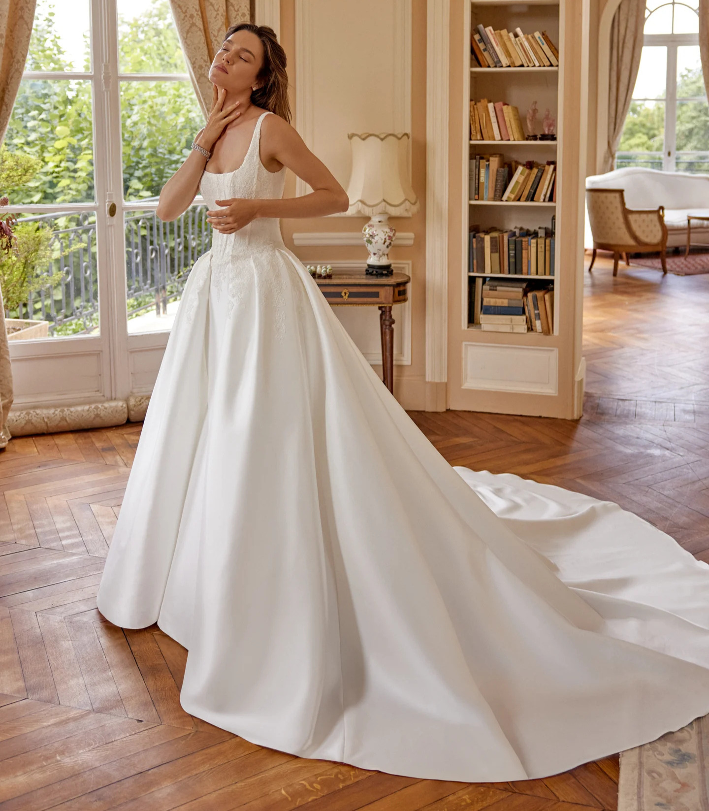 Marley face Justin Alexander robe de mariée sirène et sur jupe mikadi dentelle col carré traîne magasin de robes de mariée Paris Annecy Nogent sur Marne