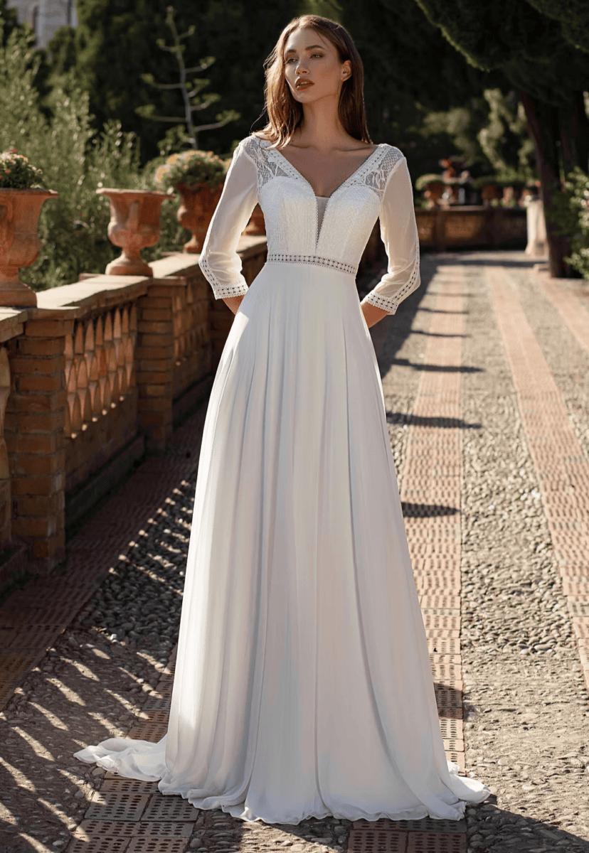 Robe de mariée élégante avec manches en dentelle et décolleté en V, parfaite pour un mariage romantique en plein air.