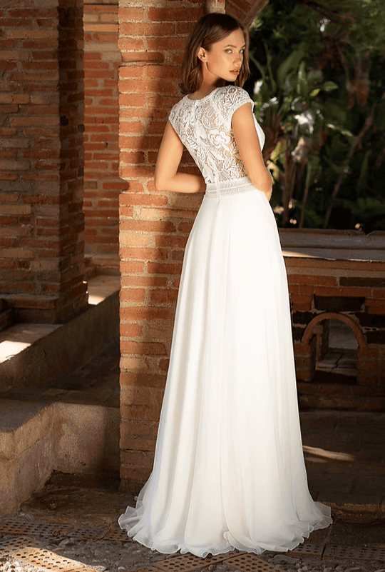 Robe de mariée élégante avec haut en dentelle et longue jupe fluide, idéale pour un mariage romantique.