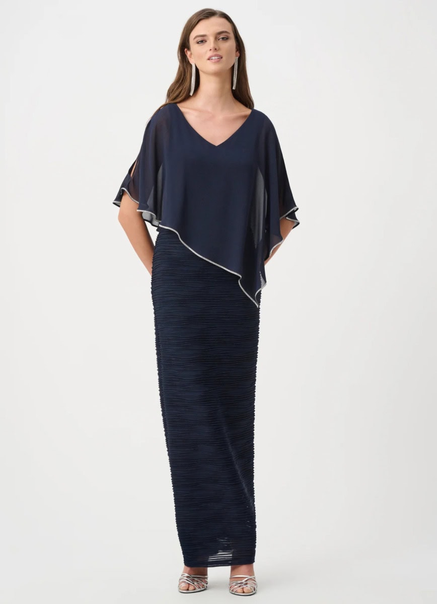 Robe longue élégante en tissu bleu marine avec top fluide à manches courtes pour femmes.