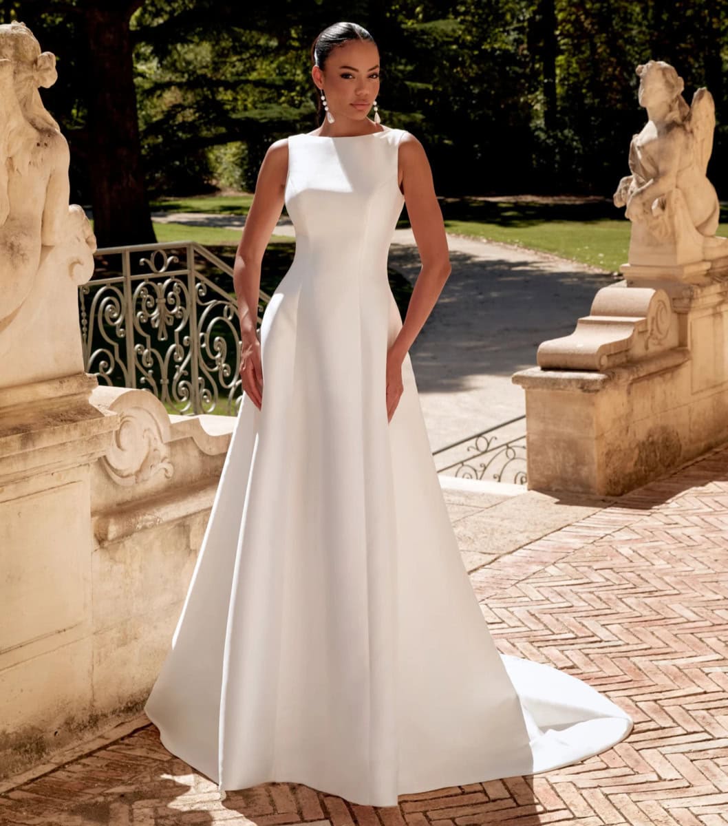 44576 face Justin Alexander robe de mariée trapèze A-line en mikado encolure droite dos nu traîne magasin de robes de mariée O'scarlett paris