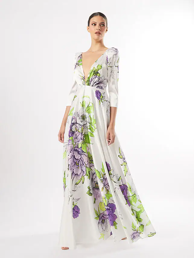 Robe longue florale blanche avec motifs violets et verts, style sophistiqué, idéale pour occasions spéciales.