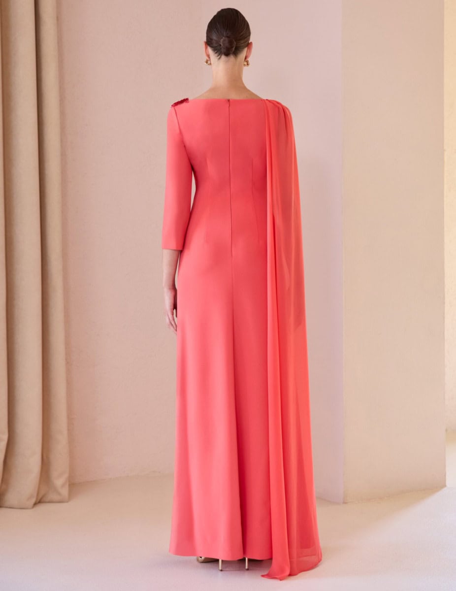 Robe longue élégante en satin rose corail avec cape, vue de dos, pour femme sophistiquée.