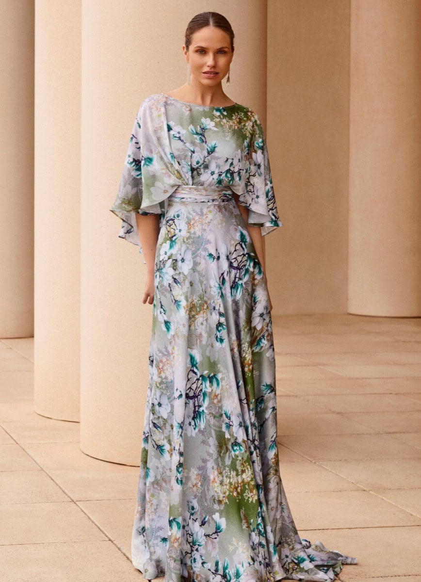 Robe longue élégante à motifs floraux dans des tons pastel, idéale pour une occasion spéciale ou une soirée chic.