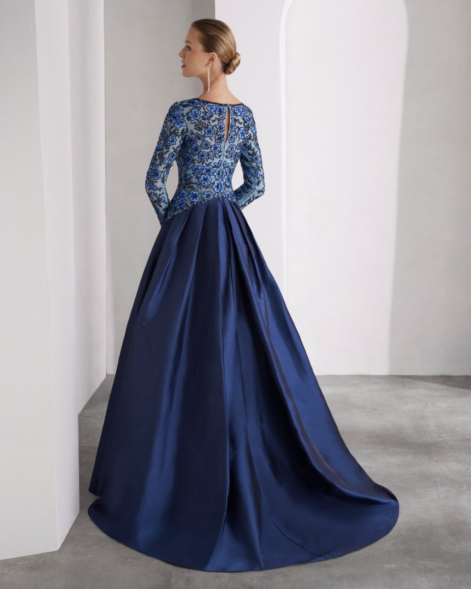 Robe de soirée élégante en bleu avec haut en dentelle et jupe longue en satin, vue de dos.