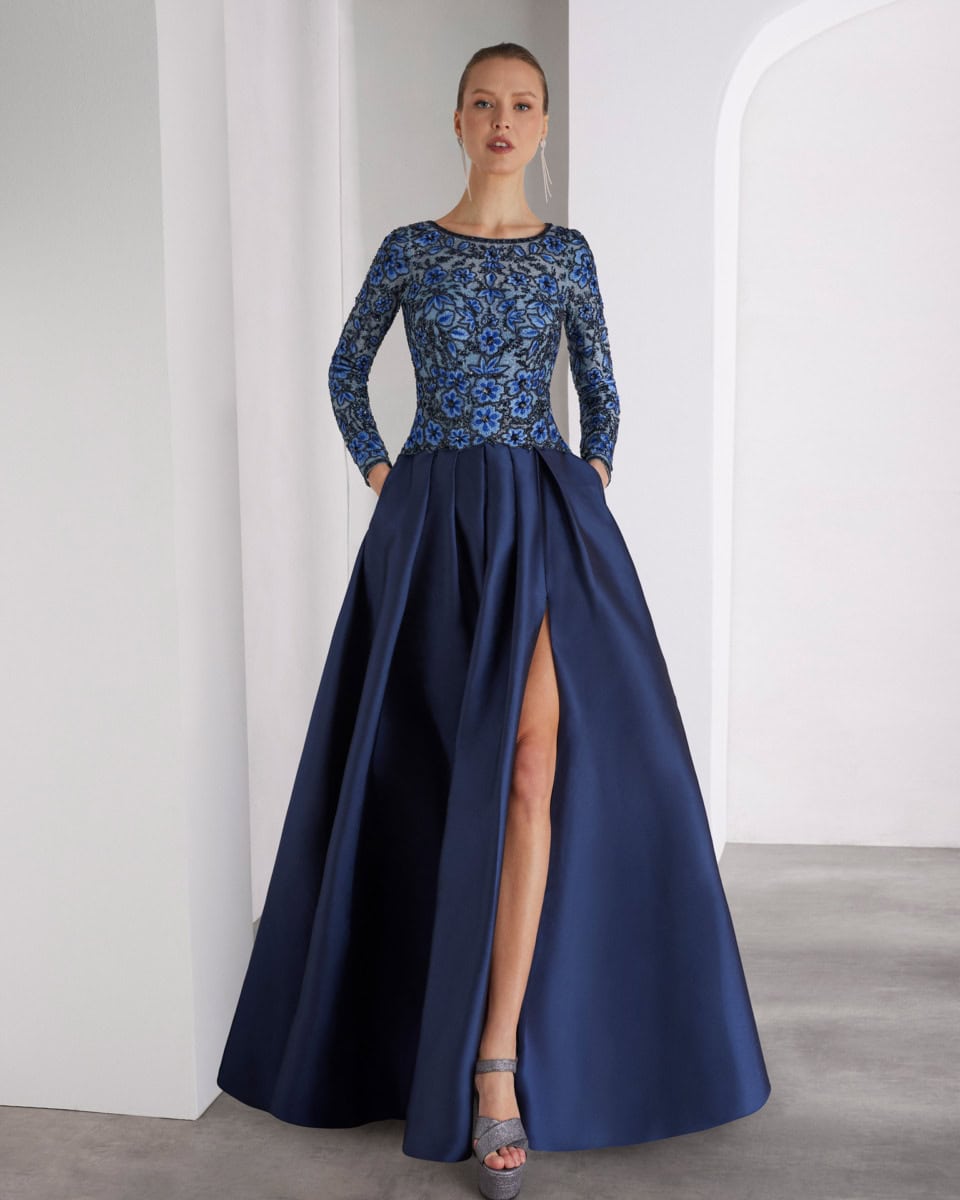 Robe de soirée longue bleu marine avec top en dentelle bleue et jupe à fente, élégante et sophistiquée.