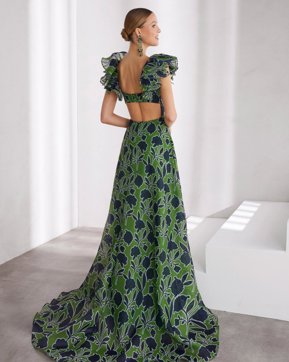 Robe longue à motifs floraux verts et bleus avec épaules à volants, style élégant et sophistiqué.