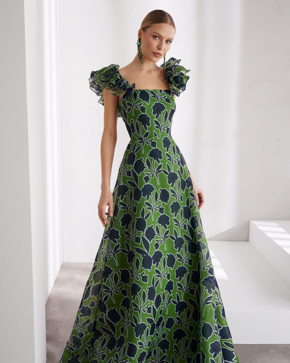 Robe longue à motifs floraux verts et bleus avec épaules à volants pour femme élégante.