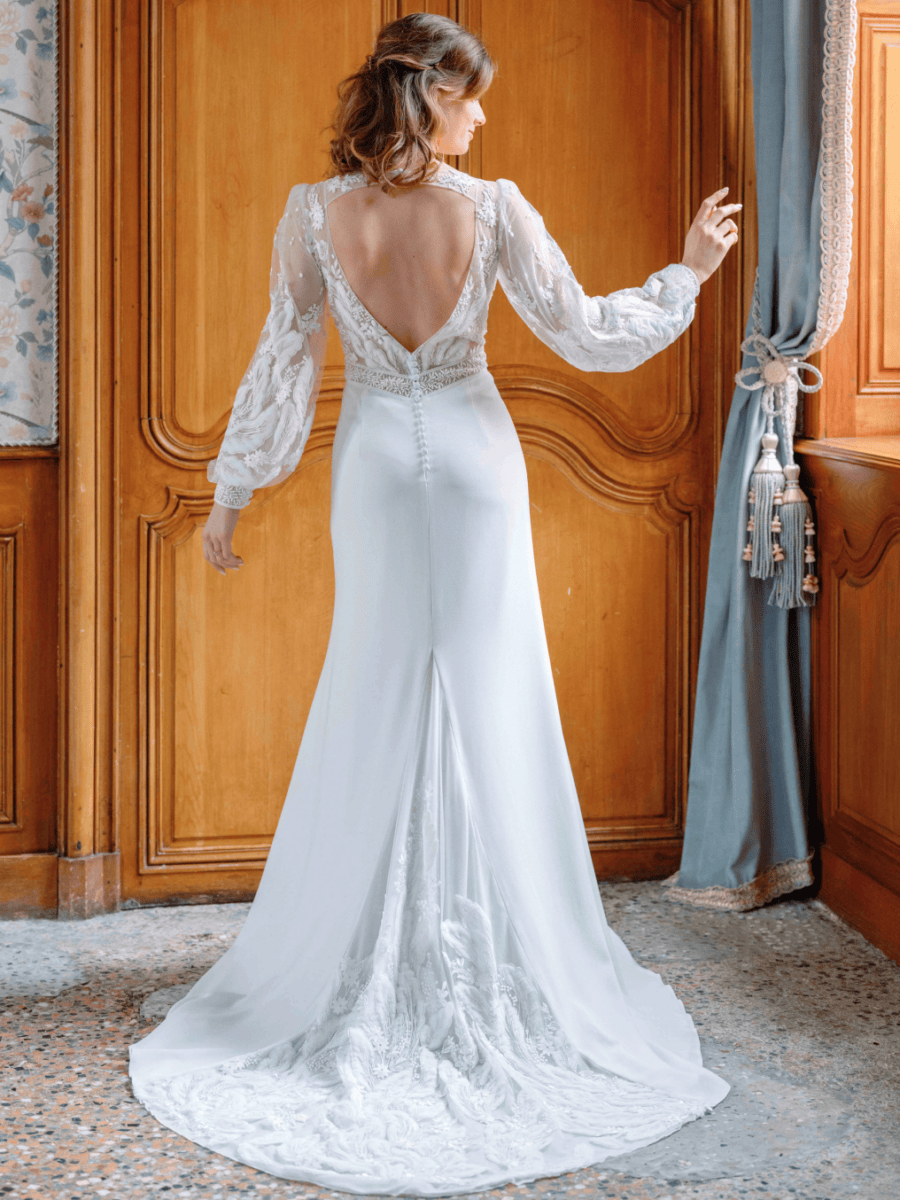 Beata dos Angeloa robe de mariée fluide crepe dentelle top graphique manches longues bouffantes dentelle jupe fendue traîne magasin de robes de mariée Paris