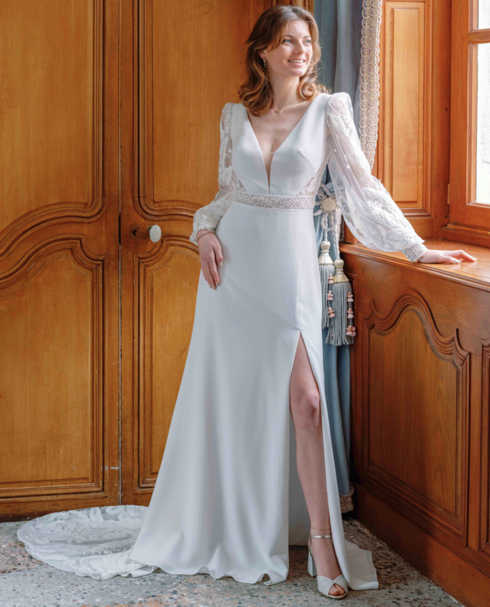 Beata face Angeloa robe de mariée fluide crepe dentelle top graphique manches longues bouffantes dentelle jupe fendue traîne magasin de robes de mariée Paris