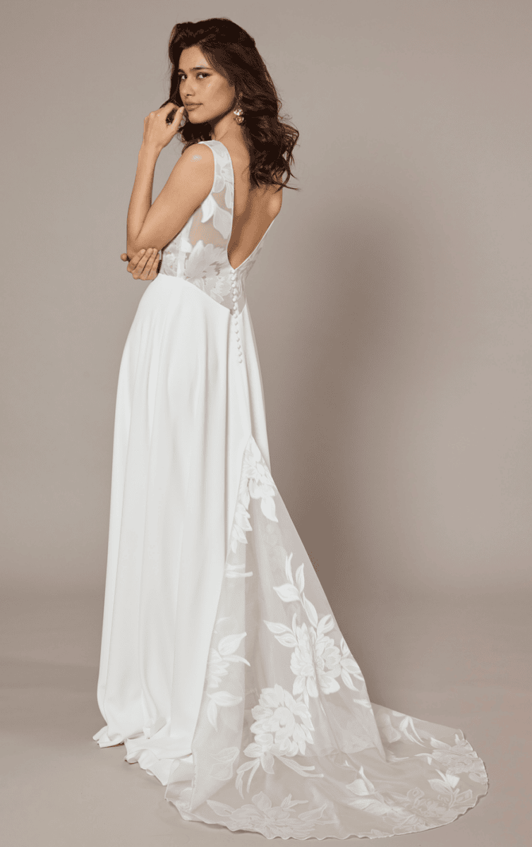 Calypso dos Lambert Créations robe de mariée fluide simple épurée légère top crêpe dentelle décolleté V jupe fluide crêpe traîne magasin de robes de mariée Paris