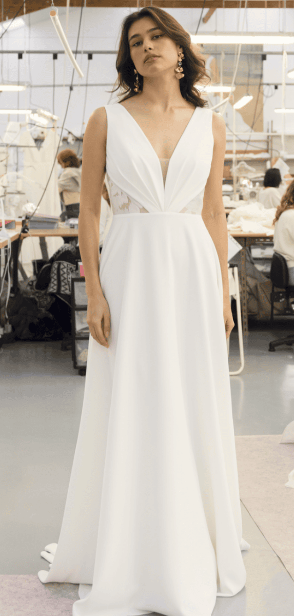 Calypso face Lambert Créations robe de mariée fluide simple épurée légère top crêpe dentelle décolleté V jupe fluide crêpe traîne magasin de robes de mariée Paris