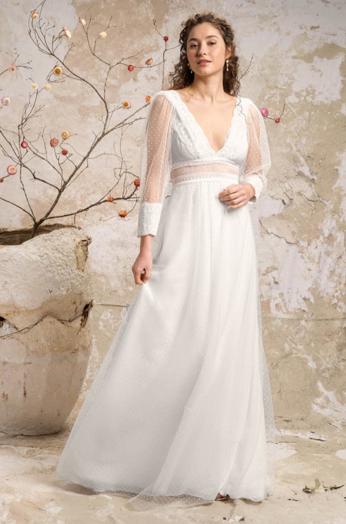 Dorine face Elsa Gary robe de mariée trapèze fluide simple légère tulle plumetis décolleté V manches longues magasin de robes de mariée Annecy
