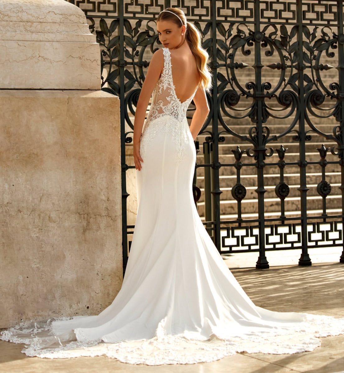 EB0075 dos Ellebeline robe de mariée sirène top dentelle décolleté V jupe crêpe traîne festonné de dentelle magasin de robes de mariée Annecy