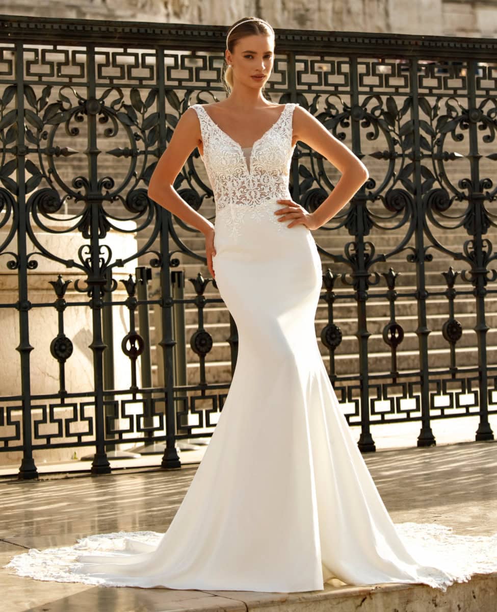 EB0075 face Ellebeline robe de mariée sirène top dentelle décolleté V jupe crêpe traîne festonné de dentelle magasin de robes de mariée Annecy