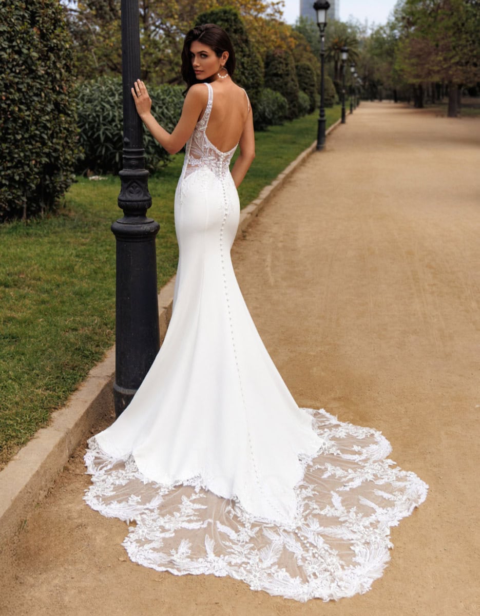 EB0221 dos Ellebeline robe de mariée sirène top dentelle décolleté V jupe crêpe traîne dentelle magasin de robes de mariée Annecy
