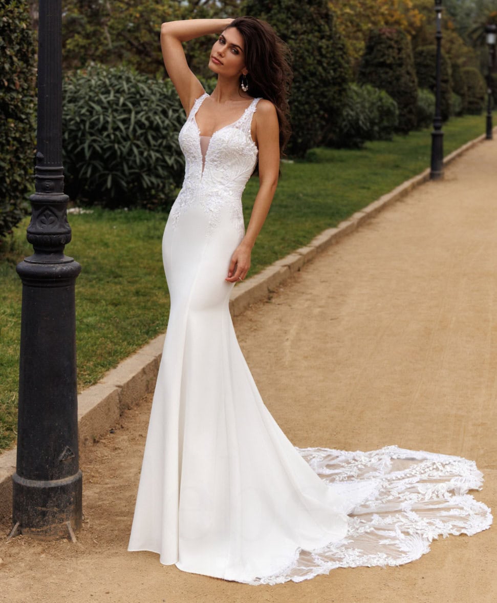 EB0221 face Ellebeline robe de mariée sirène top dentelle décolleté V jupe crêpe traîne dentelle magasin de robes de mariée Annecy
