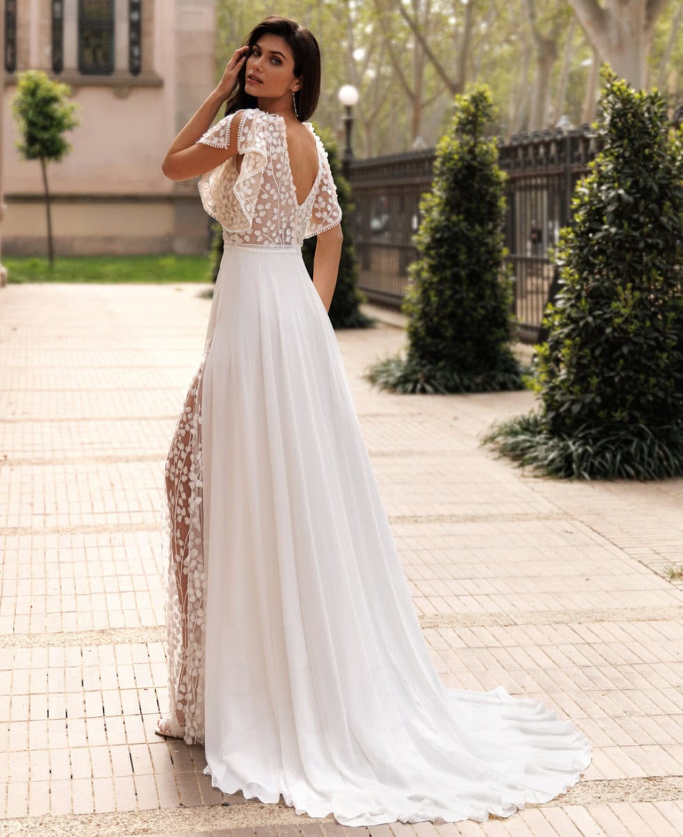 EB0242 dos Ellebeline robe de mariée fluide simple épurée légère top dentelle dacolleté V manches volants ceinture fine jupe fendue côté magasin de robes de mariée Annecy