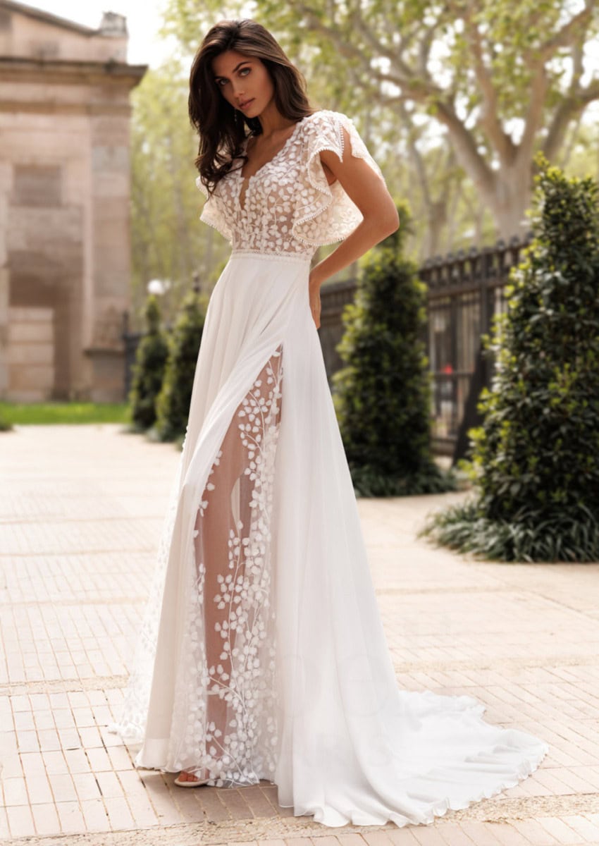 EB0242 face Ellebeline robe de mariée fluide simple épurée légère top dentelle dacolleté V manches volants ceinture fine jupe fendue côté magasin de robes de mariée Annecy