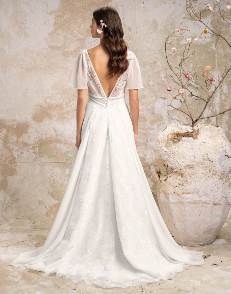 Eden dos Elsa Gary robe de mariée fluide simple épurée top dentelle décolleté V manches fluide lmousseline jupe légère mousseline magasin de robes de mariée Annecy