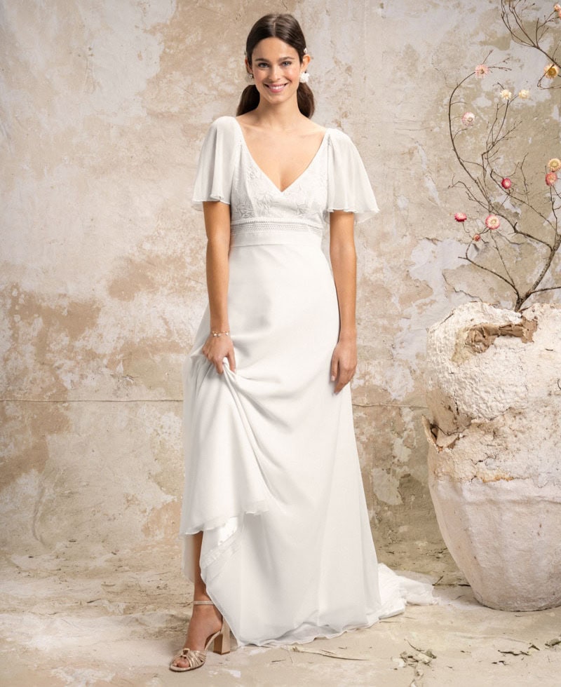 Eden face Elsa Gary robe de mariée fluide simple épurée top dentelle décolleté V manches fluide lmousseline jupe légère mousseline magasin de robes de mariée Annecy