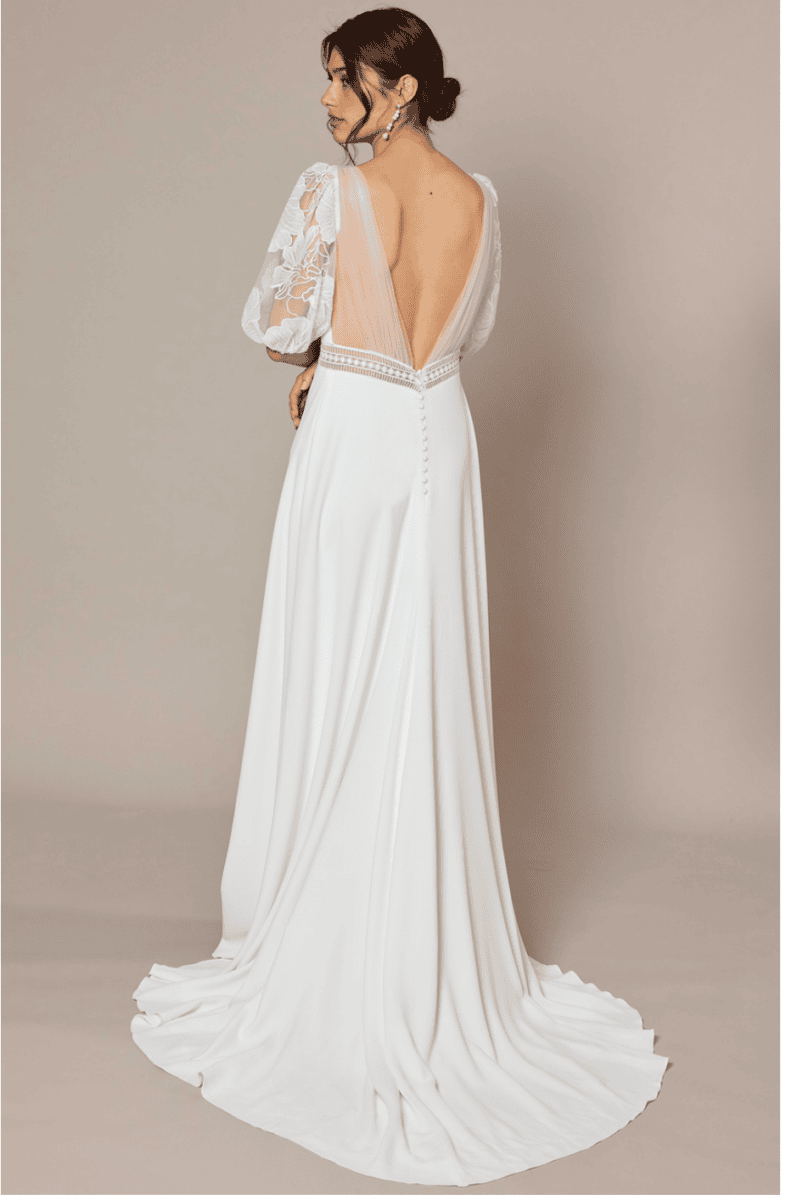 Emeraude dos Lambert Créations robe de mariée fluide bohème simple épurée top décolleté V manches bouffantes coudes jupe fendue traîne magasin de robes de mariée Paris