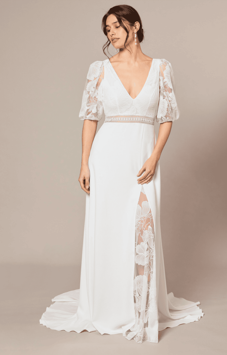 Emeraude face Lambert Créations robe de mariée fluide bohème simple épurée top décolleté V manches bouffantes coudes jupe fendue traîne magasin de robes de mariée Paris