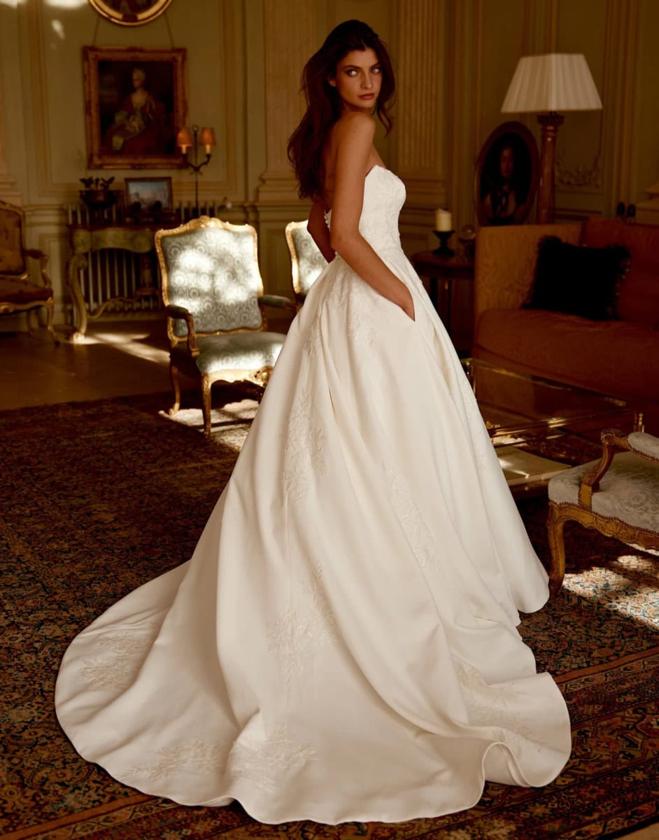 Jordan dos Justin Alexander robe de mariée mikado satin bustier vague dentelle jupe princesse traîne magasin de robes de mariée Paris