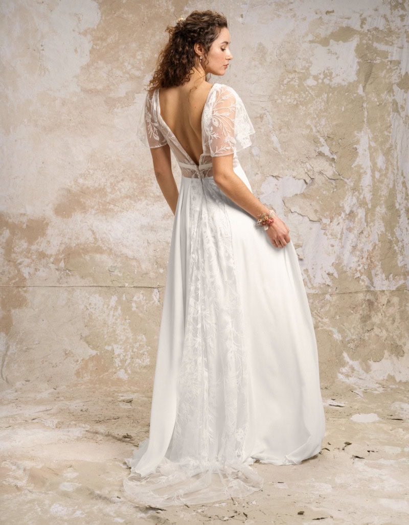 Marie dos Elsa Gary robe de mariée fluide simple épurée bohème décolleté V manchettes dentelle ceinture dentelle jupe fluide mousseline magasin de robes de mariée Annecy